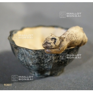 Mini pot with sleeping cat