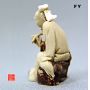 EPUISE figurine terre cuite fouet 8102