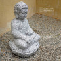 bouddha en granite 50 cm. fleur de lotus.