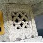 Lanterne granite yukimi gata H 55 cm fenetre bois