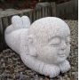 Bébé couché en granite jizo bosatsu